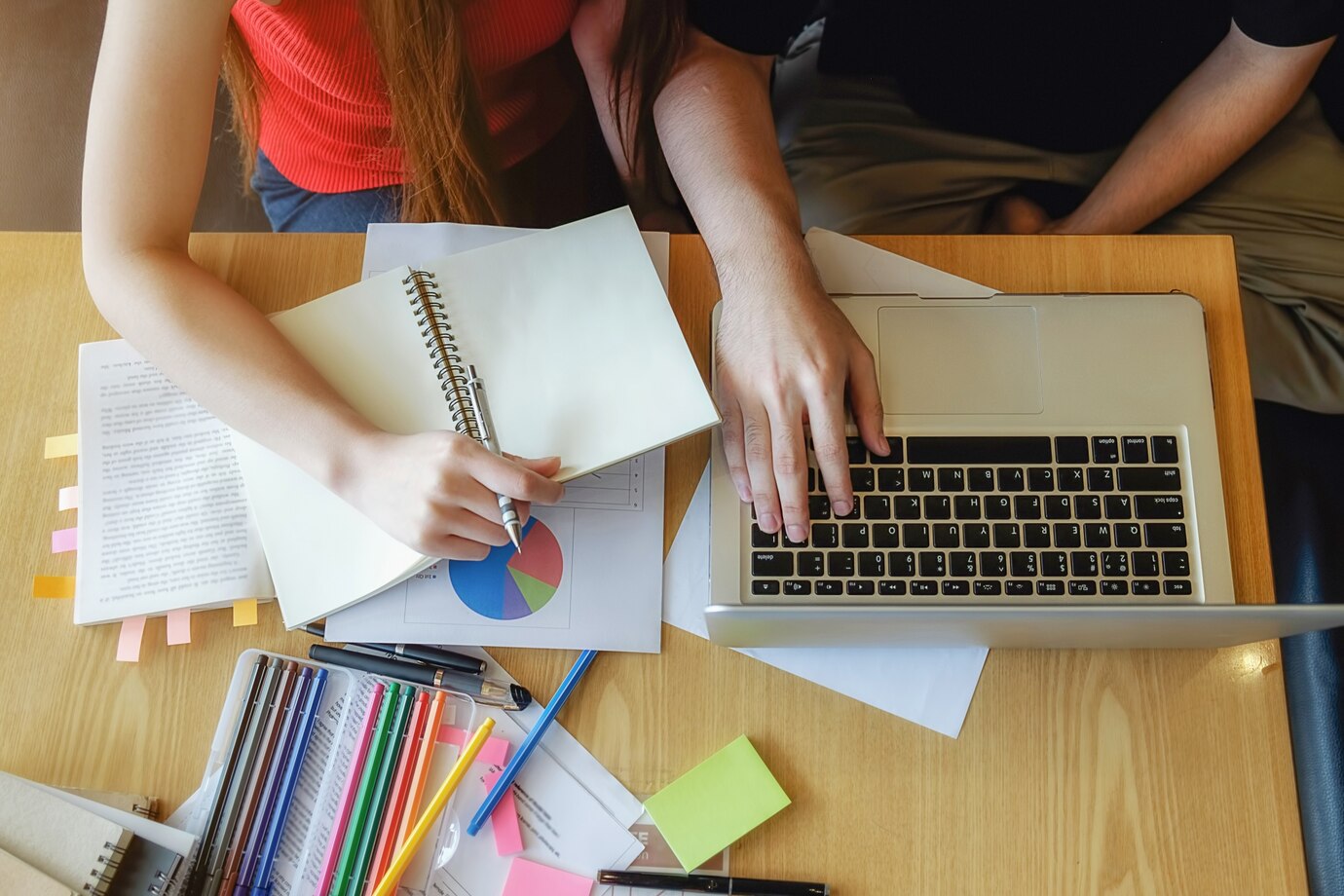 concepto-educacion-estudiante-estudiar-brainstorming-campus-concepto-cerca-estudiantes-que-discuten-su-tema-libros-o-libros-texto-enfoque-selectivo