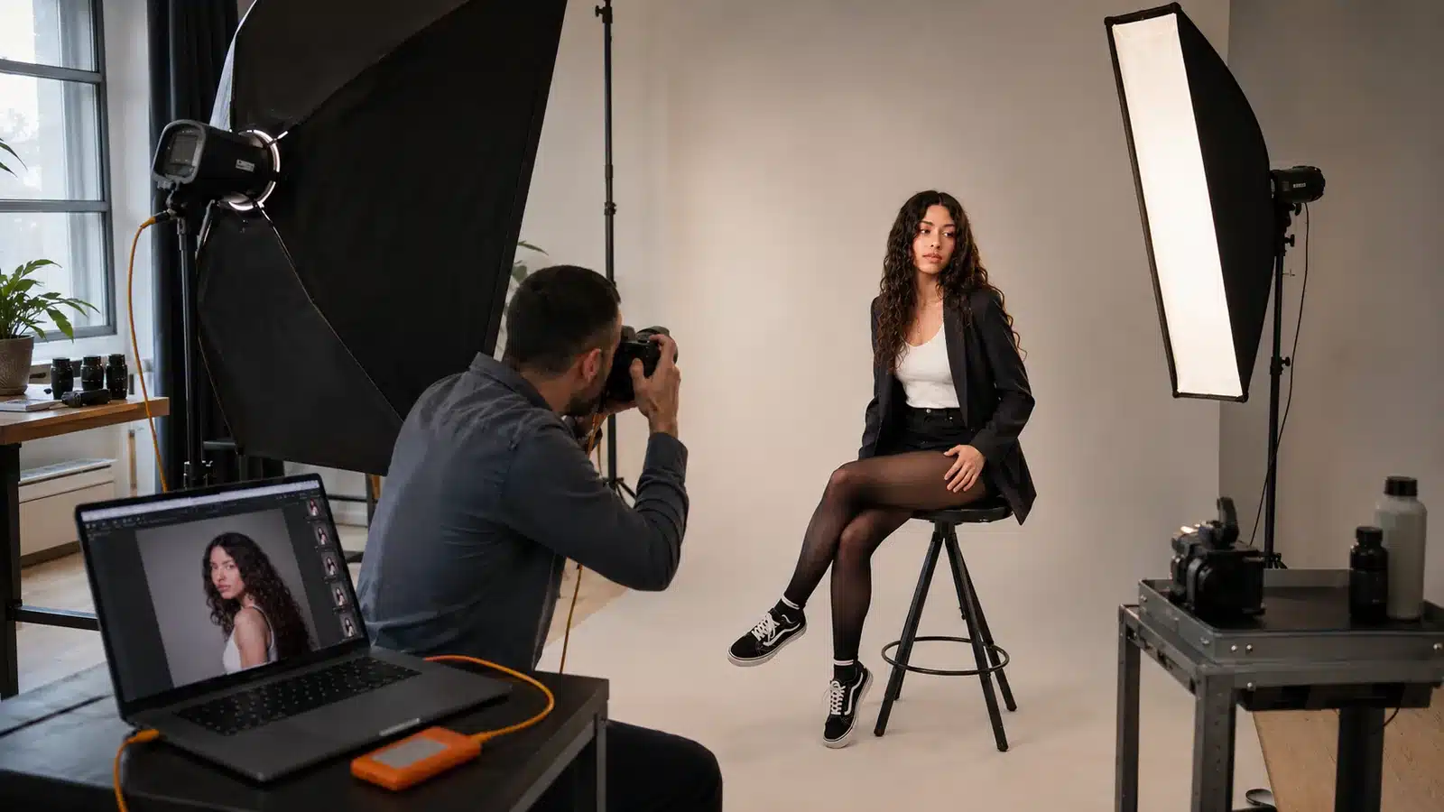 Sesión profesional de retrato en estudio con fotógrafo, modelo e iluminación en Escuela Mastermedia Valencia