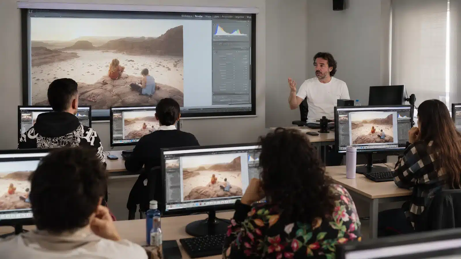 Clase de Adobe Lightroom con alumnado trabajando el flujo de revelado fotográfico en Escuela Mastermedia Valencia