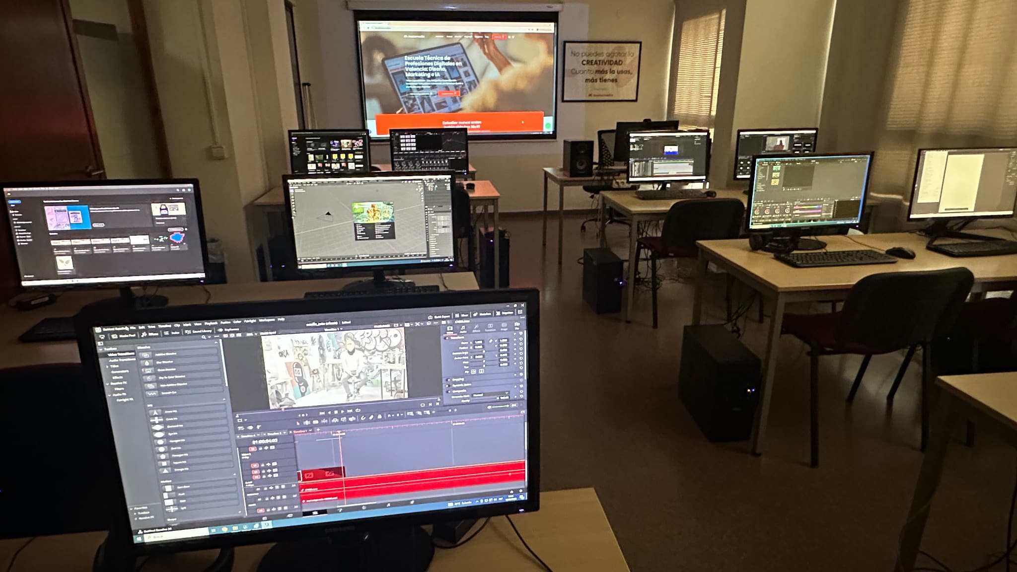 Aula de postproducción audiovisual de Escuela Mastermedia en Valencia con equipos de edición de vídeo