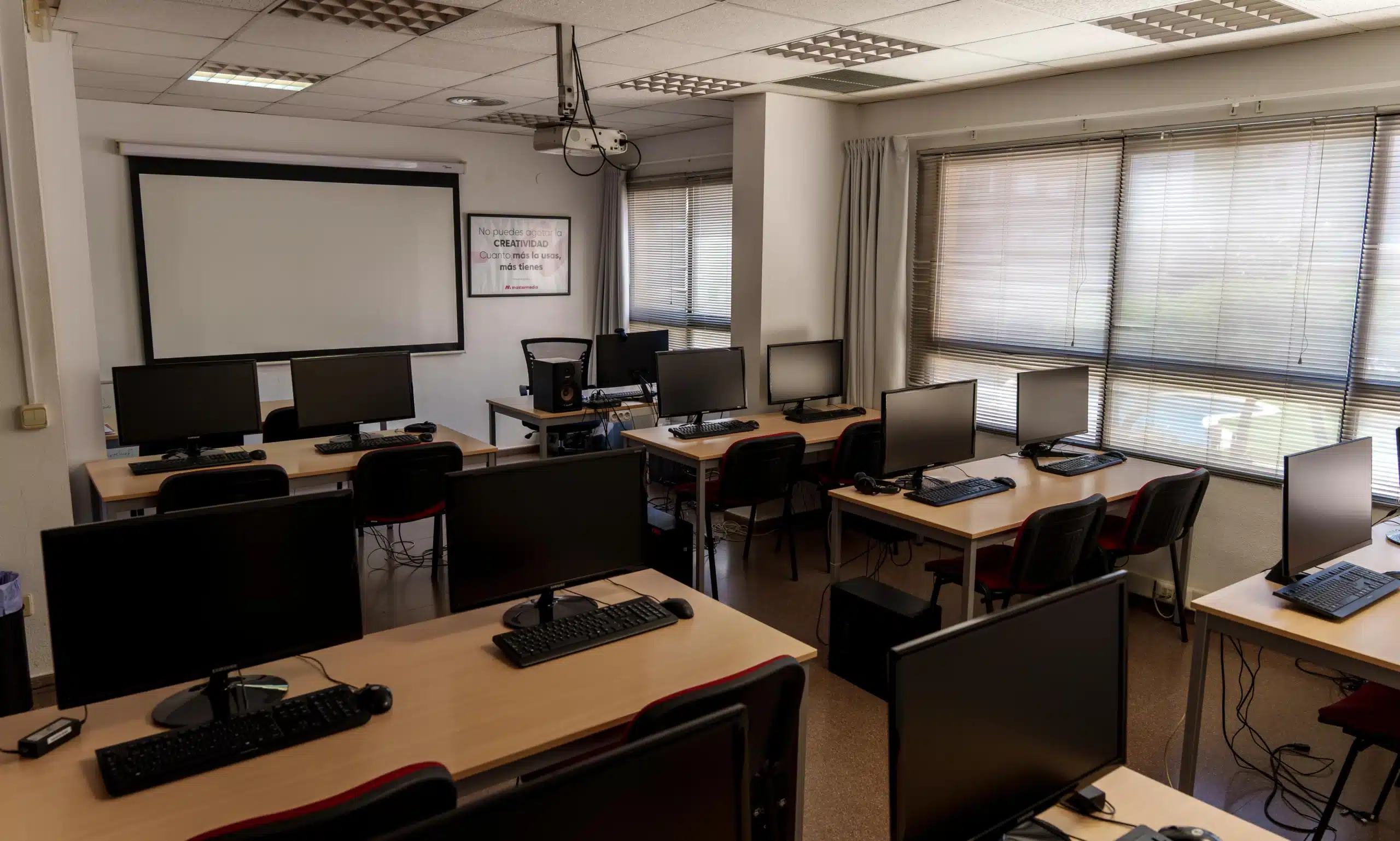 Sala de postproducción de Escuela Mastermedia en Valencia con puestos informáticos