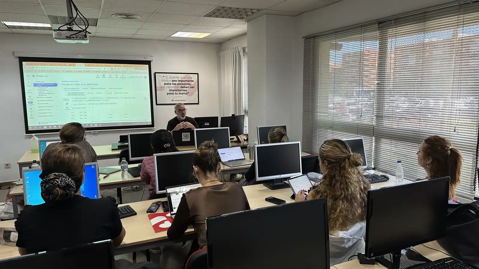 Docente explica marketing digital a un grupo de alumnos en un aula de Escuela Mastermedia