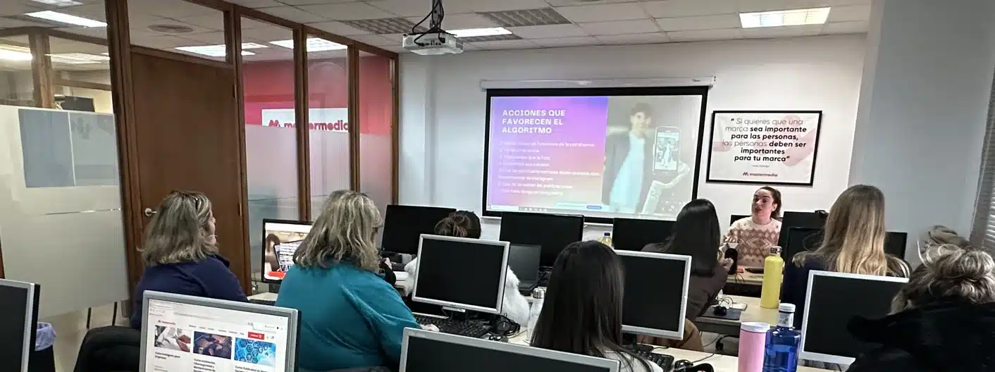 Aula de Escuela Mastermedia en Valencia durante una clase real